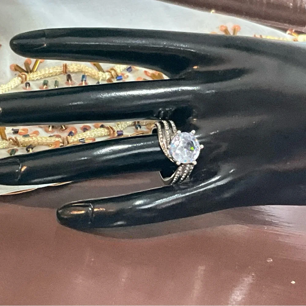 Elegant Silver Ring with Large Gemstone 7 - Picture 7 of 12
